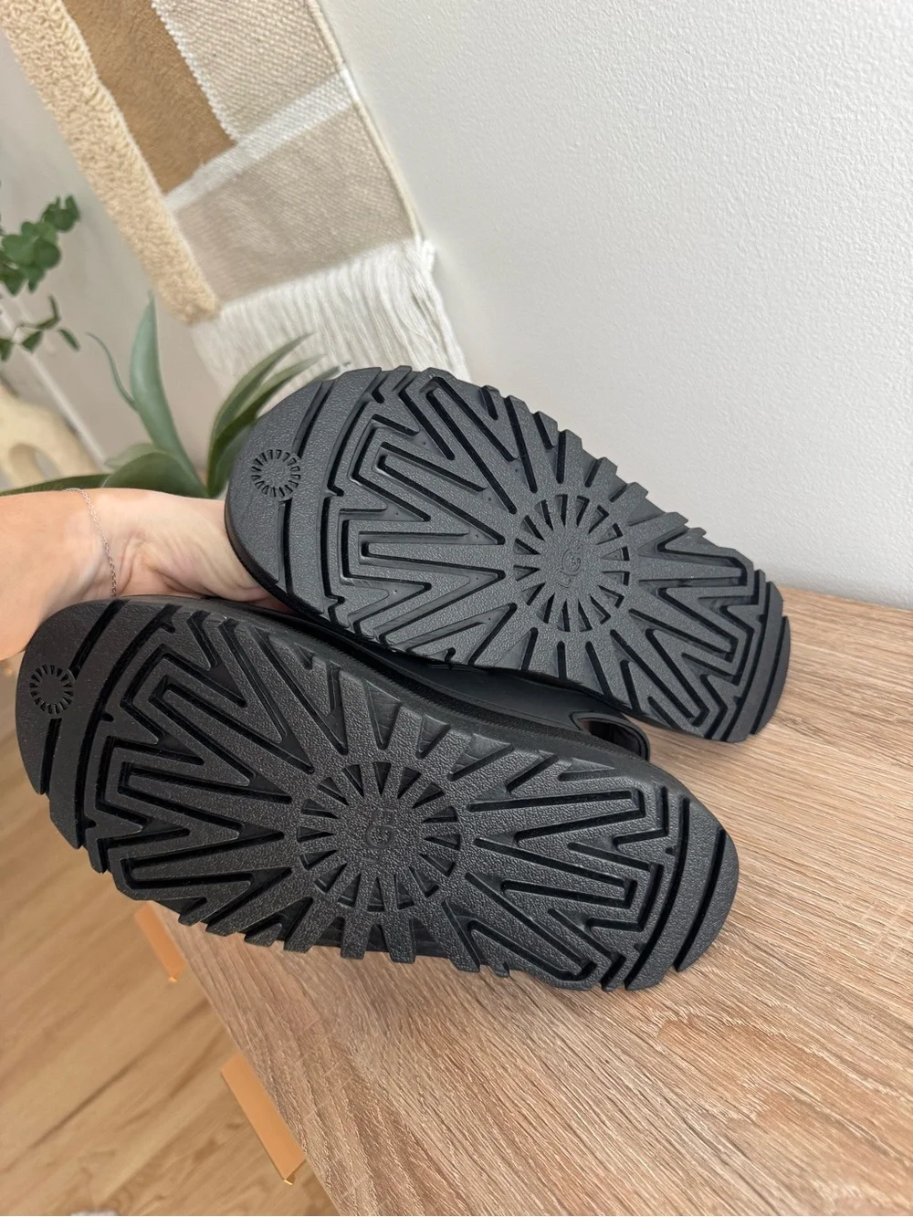 UGG BLACK SANDALS